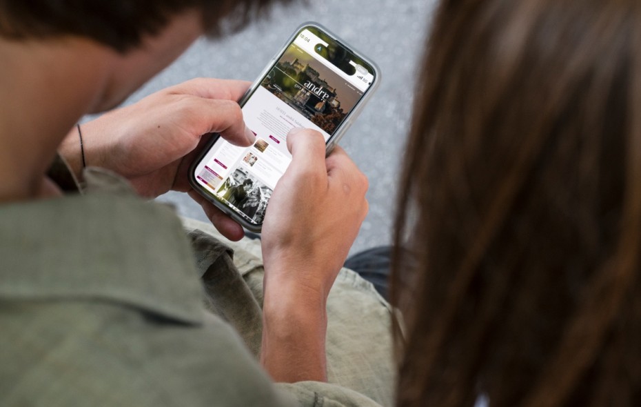 Couple checking offers and benefits at HOTEL andr&auml; website